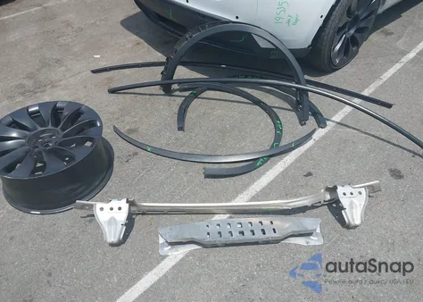 2022 Tesla Model Y Performance Dual Motor All-Wheel Drive z USA, uszkodzony, nr VIN 7SAYGDEF7NF372255